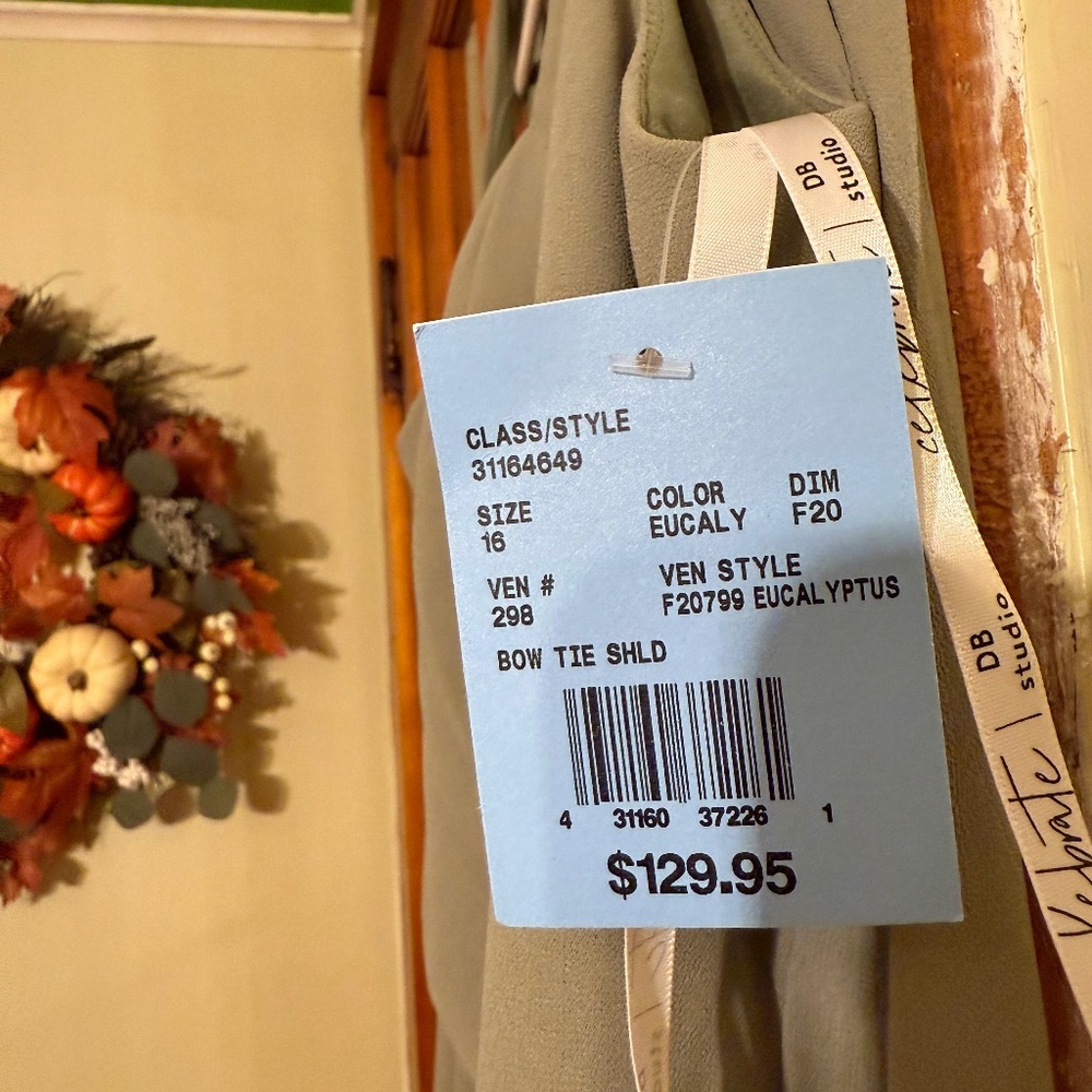 David’s Bridal A-line T shirt style bridesmaid dress - Picture 2 of 4